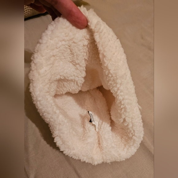 Layer 8 Cream Cable Knit Pom Pom Beanie Adult One Size Fits All NWT - Picture 2 of 6